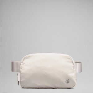 Lululemon Everywhere belt bag